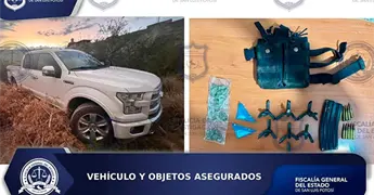 Hallan camioneta abandonada con drogas y cargadores