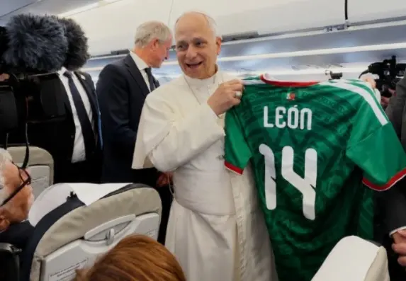 Papa León XIV posa con camiseta de la Selección Mexicana en España