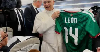 Papa León XIV posa con camiseta de la Selección Mexicana en España Papa León XIV posa con camiseta de la Selección Mexicana en España