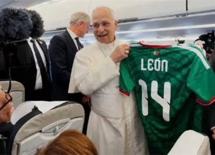 Papa León XIV posa con camiseta de la Selección Mexicana en España Papa León XIV posa con camiseta de la Selección Mexicana en España