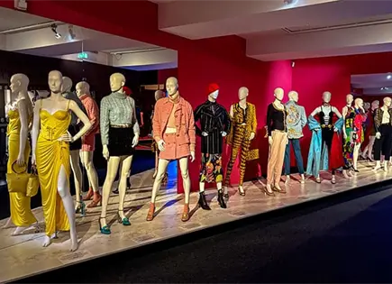 PARÍS RINDE HOMENAJE A GIANNI VERSACE PARÍS RINDE HOMENAJE A GIANNI VERSACE