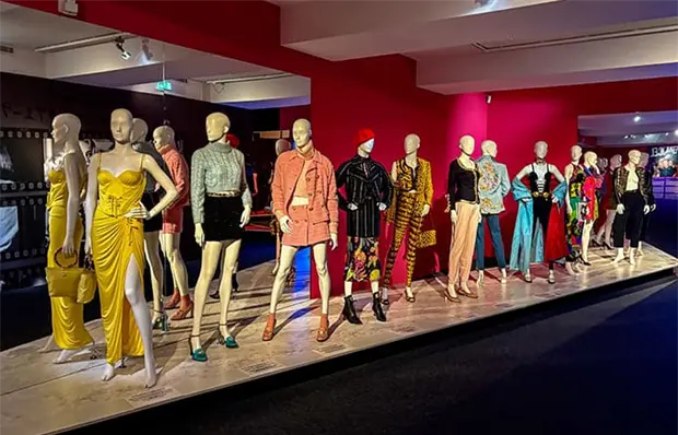 PAR&Iacute;S RINDE HOMENAJE A GIANNI VERSACE