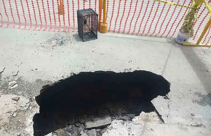 Se abre socavón en calle Bocanegra