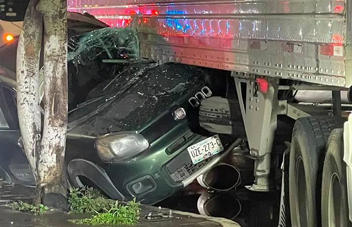 Tráiler le pega a carro en Av. Universidad