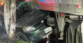 Tr&aacute;iler le pega a carro en Av. Universidad