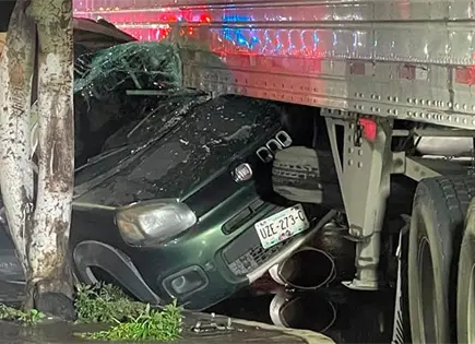 Tráiler le pega a carro en Av. Universidad