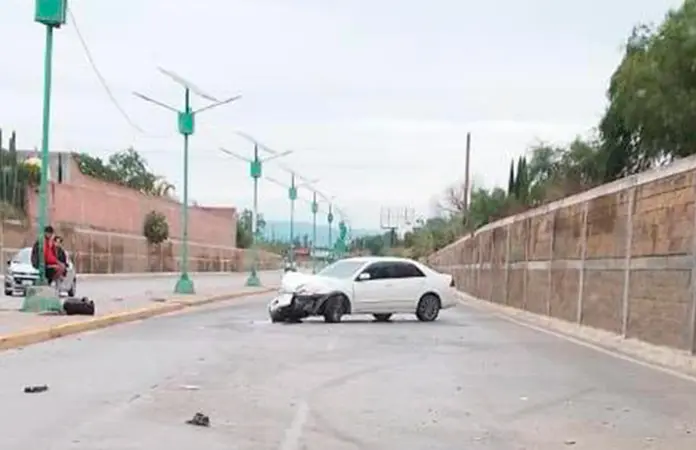Automóvil choca contra muro en el río Santiago