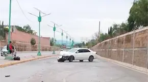 Automóvil choca contra muro en el río Santiago