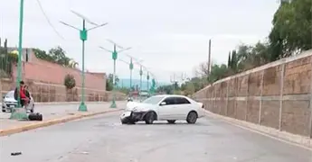 Autom&oacute;vil choca contra muro en el r&iacute;o Santiago