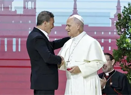 BANDERAS CON EL PAPA: "EL ARTE, UN ALTERNATIVA A LA VIOLENCIA" BANDERAS CON EL PAPA: "EL ARTE, UN ALTERNATIVA A LA VIOLENCIA"