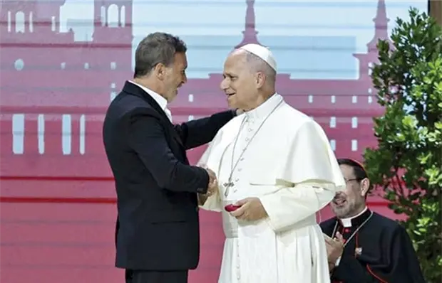 BANDERAS CON EL PAPA: "EL ARTE, UN ALTERNATIVA A LA VIOLENCIA"