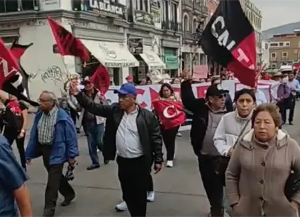 CNTE mantiene huelga y sube presi&oacute;n
