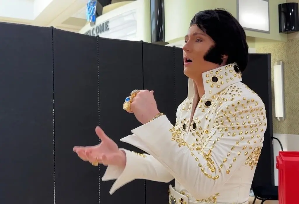 Jóvenes artistas tributo Elvis rinden homenaje en Tupelo