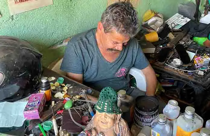 Reparador de balones, oficio en extinción