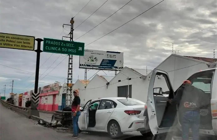 Se estampa carro contra contención en Periférico