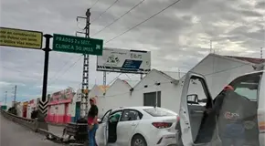 Se estampa carro contra contención en Periférico
