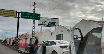 Se estampa carro contra contenci&oacute;n en Perif&eacute;rico