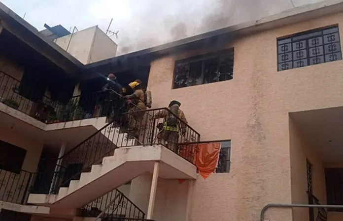 Un herido, en incendio en un condominio Un herido, en incendio en un condominio