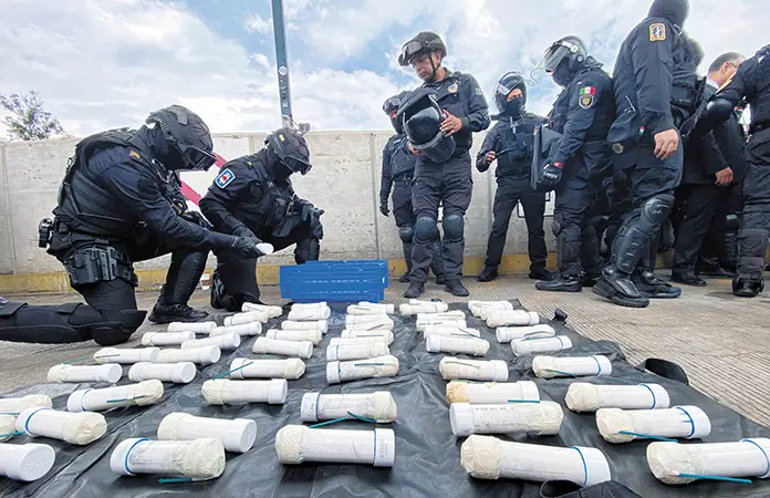 Aseguran explosivos en autobuses de Ayotzinapa