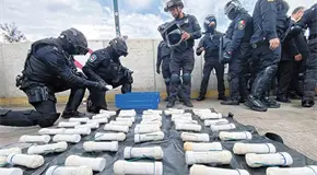 Aseguran explosivos en autobuses de Ayotzinapa