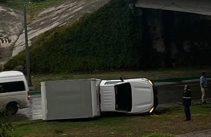 Camión vuelca en Río Santiago