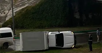 Cami&oacute;n vuelca en R&iacute;o Santiago