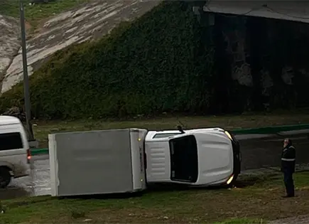 Camión vuelca en Río Santiago Camión vuelca en Río Santiago