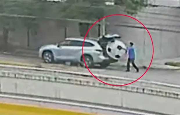 Fotos | Roban balón gigante de restaurante en Industrias Fotos | Roban balón gigante de restaurante en Industrias