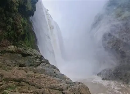 Video | Cierran acceso a Tamul por gran cortina de agua Video | Cierran acceso a Tamul por gran cortina de agua