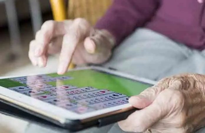 Protegerían a los adultos mayores de violencia digita1