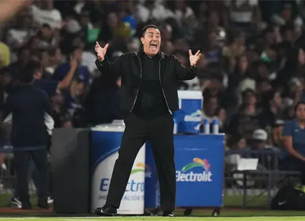 Pumas anuncia salida de entrenador Efra&iacute;n Ju&aacute;rez