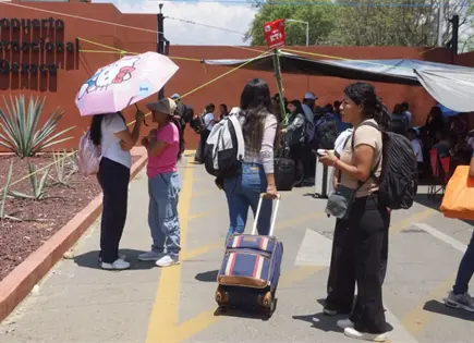 SNTE bloquea accesos al aeropuerto de Oaxaca: usuarios con boleto ingresan