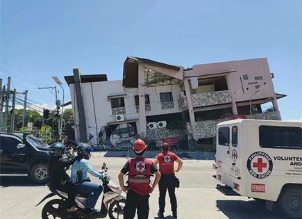 Terremoto en Filipinas deja 35 muertos y provoca tsunami Terremoto en Filipinas deja 35 muertos y provoca tsunami