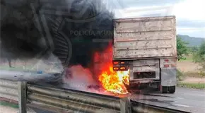 Terrible muerte tuvo chofer de tr&aacute;iler quemado