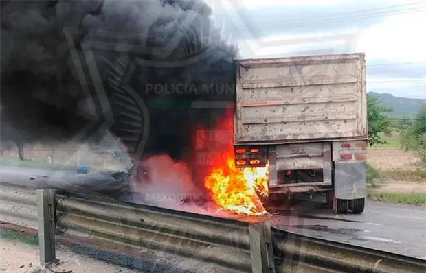 Terrible muerte tuvo chofer de tr&aacute;iler quemado