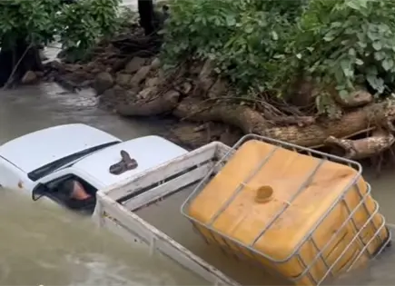 Camioneta cae al r&iacute;o en El Naranjo