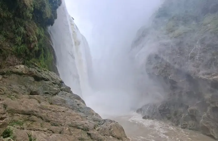 Cierran acceso a Tamul por gran cortina de agua