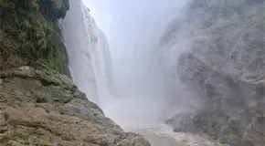 Cierran acceso a Tamul por gran cortina de agua