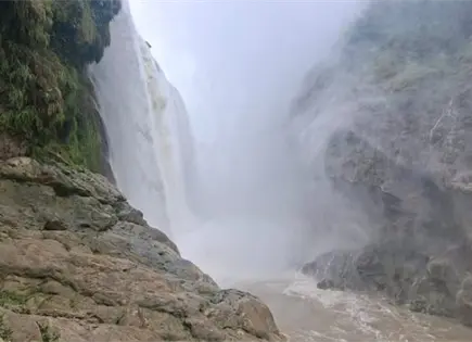 Cierran acceso a Tamul por gran cortina de agua Cierran acceso a Tamul por gran cortina de agua