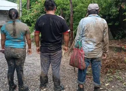 Recuperan indígenas viviendas en Tampamolón Recuperan indígenas viviendas en Tampamolón