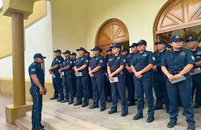 Entregan pólizas de seguro a los policías municipales