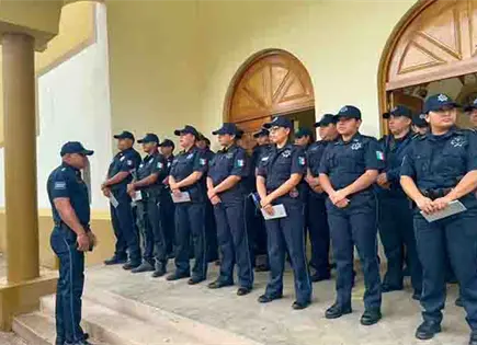 Entregan pólizas de seguro a los policías municipales Entregan pólizas de seguro a los policías municipales