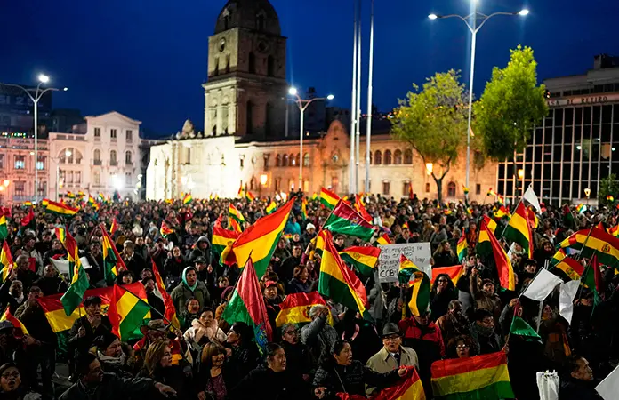 Exigen fin de bloqueos prolongados en Bolivia