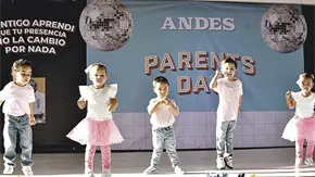 &iexcl;FESTEJAN A MAM&Aacute; Y PAP&Aacute;!