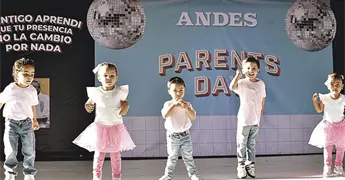 ¡FESTEJAN A MAMÁ Y PAPÁ! ¡FESTEJAN A MAMÁ Y PAPÁ!