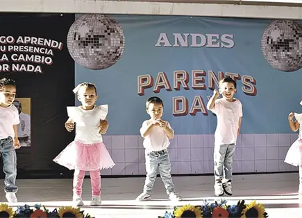 ¡FESTEJAN A MAMÁ Y PAPÁ! ¡FESTEJAN A MAMÁ Y PAPÁ!