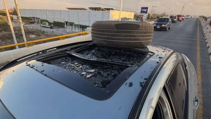 Llanta sale volando y daña SUV en Periférico Poniente