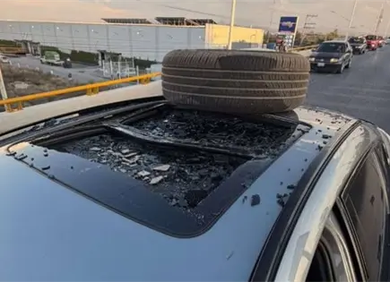 Llanta sale volando y daña SUV en Periférico Poniente Llanta sale volando y daña SUV en Periférico Poniente