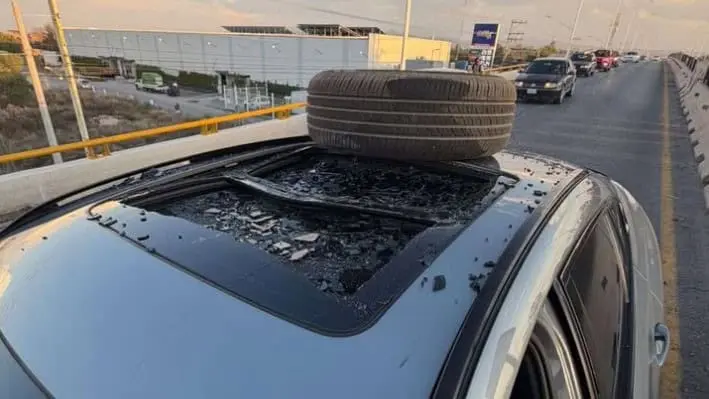 Llanta sale volando y da&ntilde;a SUV en Perif&eacute;rico Poniente