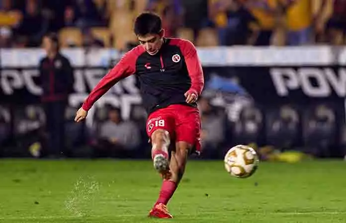 Mora renueva con los Xolos